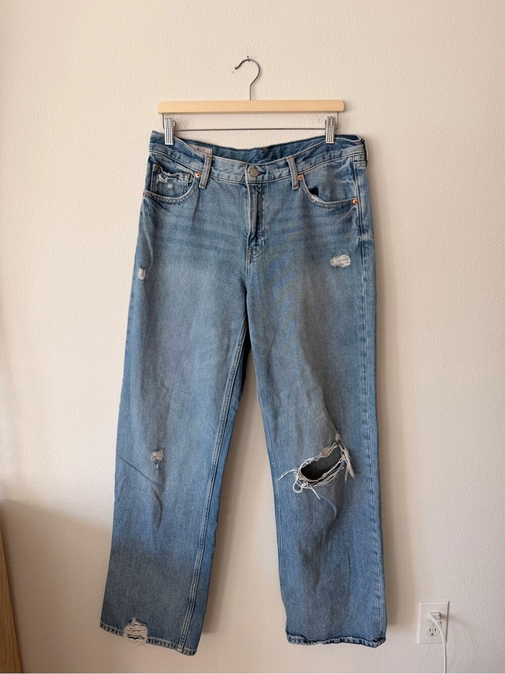 GAP Low rise stride Light Blue Distressed Straight-Leg Jeans
